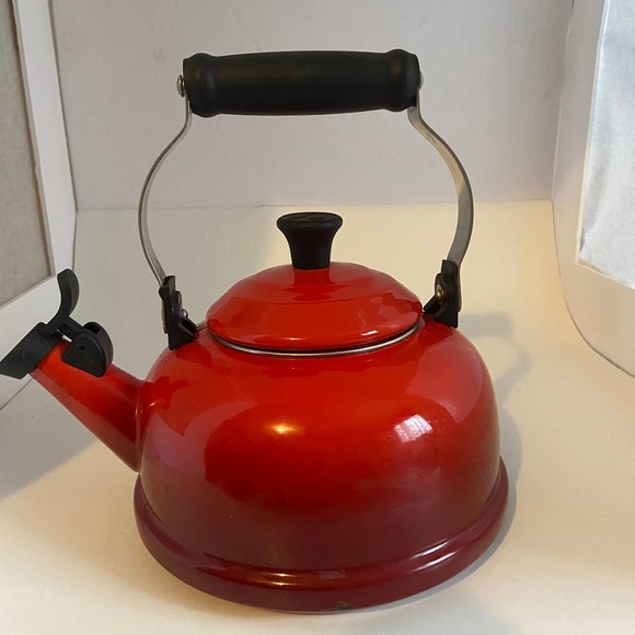 Le Creuset Kitchen Le Creuset Whistling Tea Kettle Red Teapot1